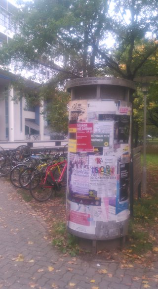 Die Litfaßsäule in der Totalen